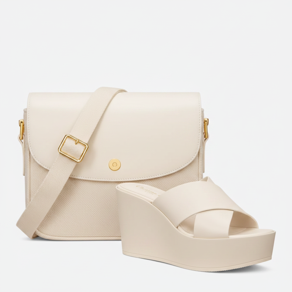 Set borsa a spalla in pelle media e sandali con tacco