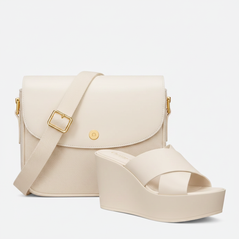 Set borsa a spalla in pelle media e sandali con tacco